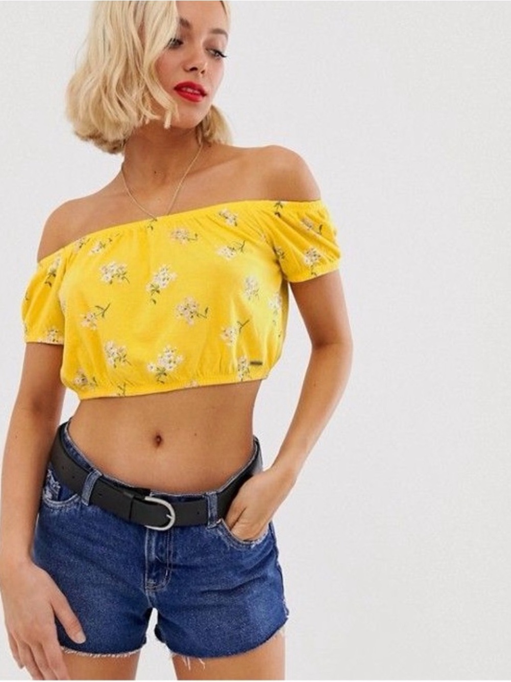 Hollisters women’s  off the shoulder yellow floral top size xs